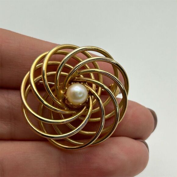 Vintage Round Swirl Textured Gold Tone Brooch with Genuine Pearl Classic Elegant - Picture 2 of 4